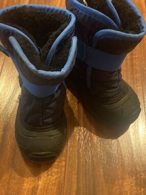 Kamik Kids Blue and Black Insulated Snow Boots with Velcro Strap sz 7